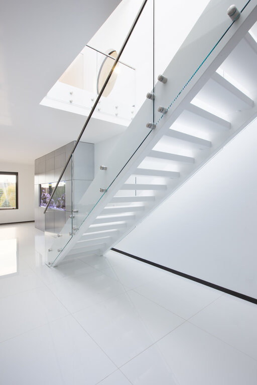 Future - modern Wange Treppe weiß mit Glasgeländer