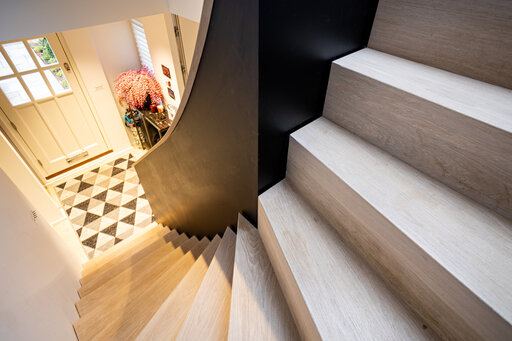 Faltwerktreppe mit Flachstahlgeländer - London Zickzack Holz und Stahlblech Treppen Siller Treppen Bild 017