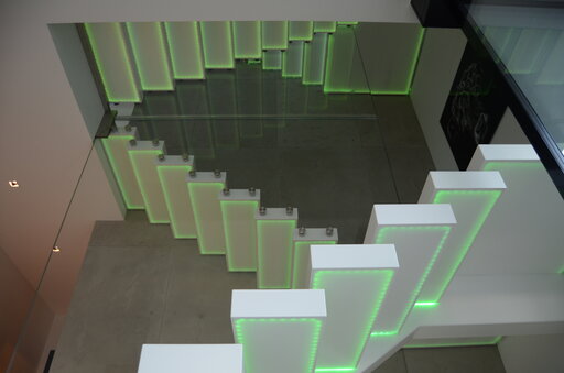 Go Up - moderne Designtreppe mit corian stufen und led Siller Treppen Design 7