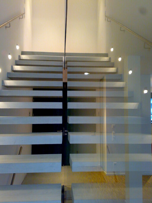 Kragarmtreppe aus Beton - Beton licht spiegel