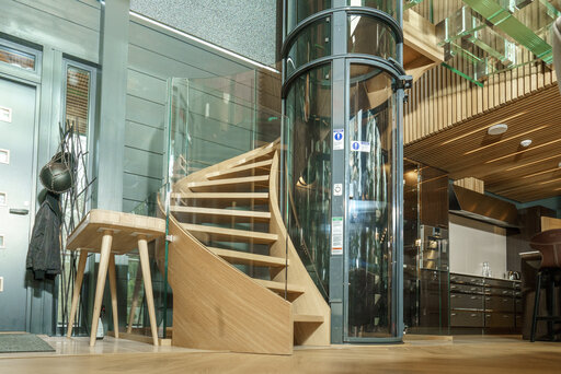Bogentreppe mit Glasgeländer - gebogene Treppe mit Glasgeländer schwebende Glasbrücke Siller Treppen 5